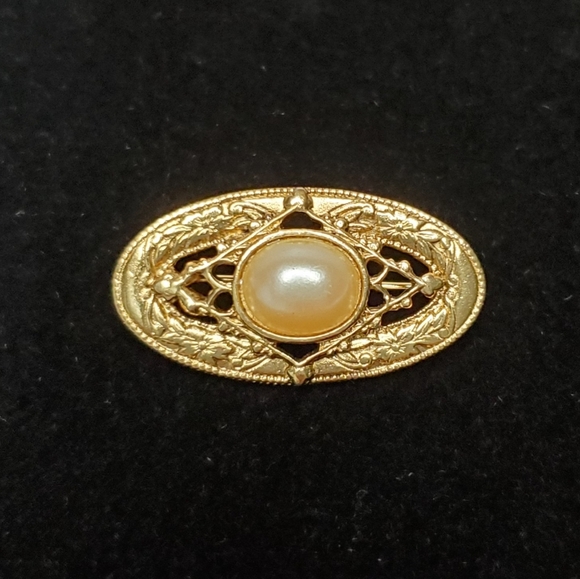 Oval Gold Tone Filigree Faux Pearl Brooch Pin - Picture 2 of 8